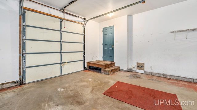 1620 Lake Shore Drive, Gladstone, MI 49837