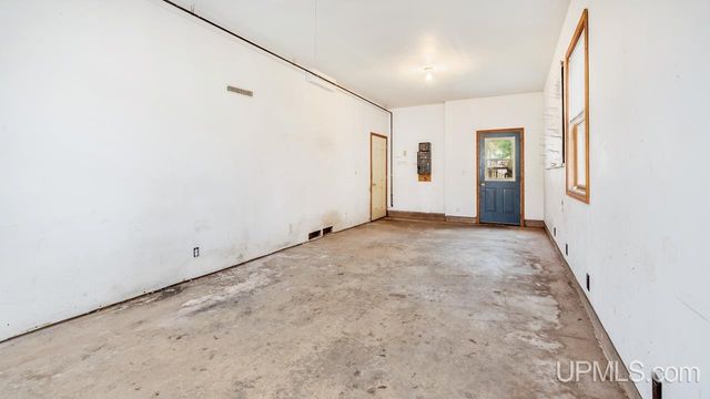 1620 Lake Shore Drive, Gladstone, MI 49837