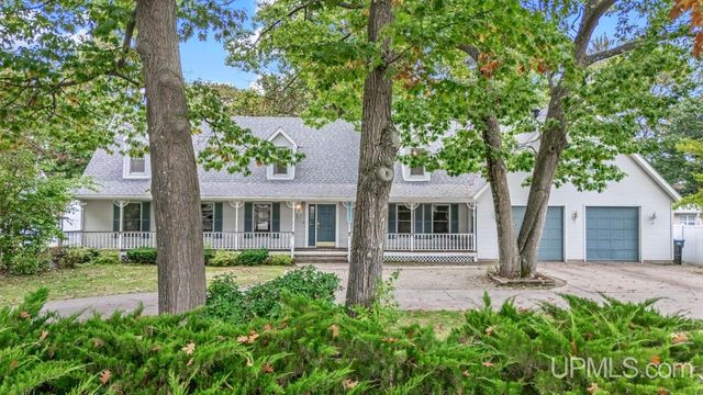 1620 Lake Shore Drive, Gladstone, MI 49837