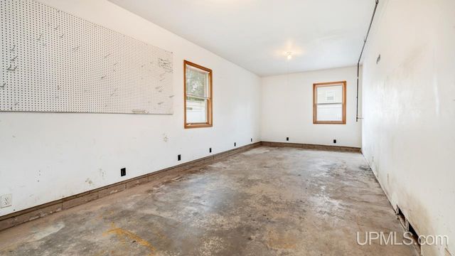 1620 Lake Shore Drive, Gladstone, MI 49837