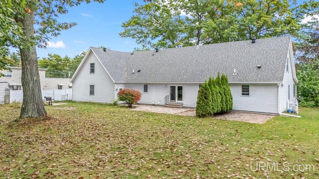 1620 Lake Shore Drive, Gladstone, MI 49837