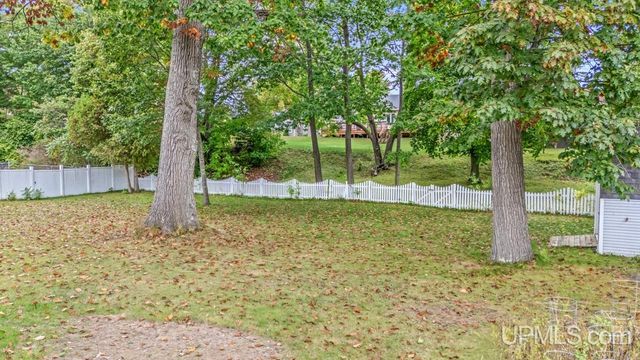 1620 Lake Shore Drive, Gladstone, MI 49837