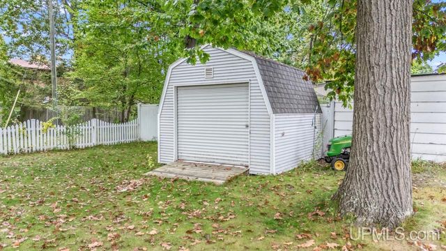 1620 Lake Shore Drive, Gladstone, MI 49837