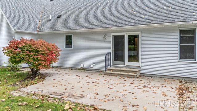 1620 Lake Shore Drive, Gladstone, MI 49837