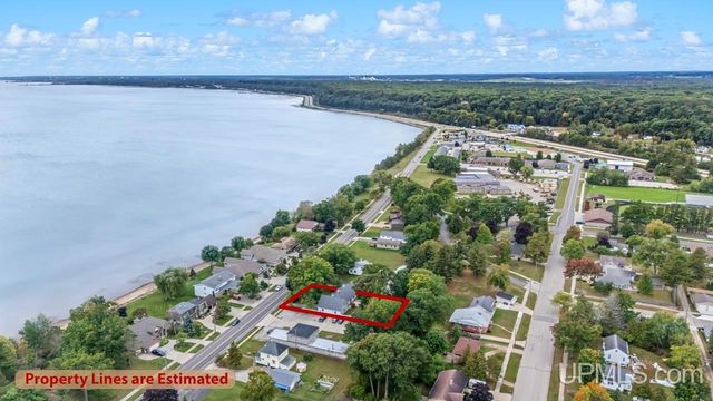 1620 Lake Shore Drive, Gladstone, MI 49837