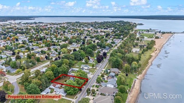 1620 Lake Shore Drive, Gladstone, MI 49837