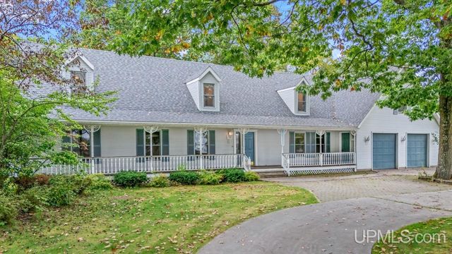 1620 Lake Shore Drive, Gladstone, MI 49837