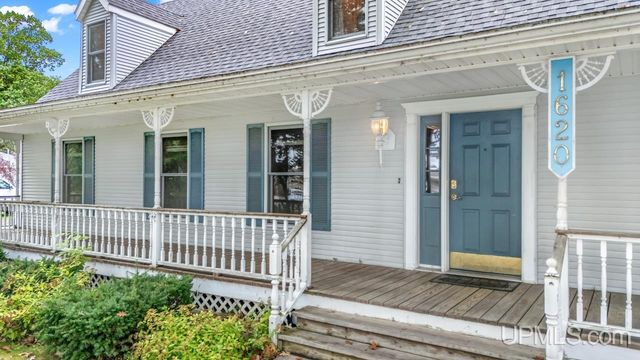 1620 Lake Shore Drive, Gladstone, MI 49837