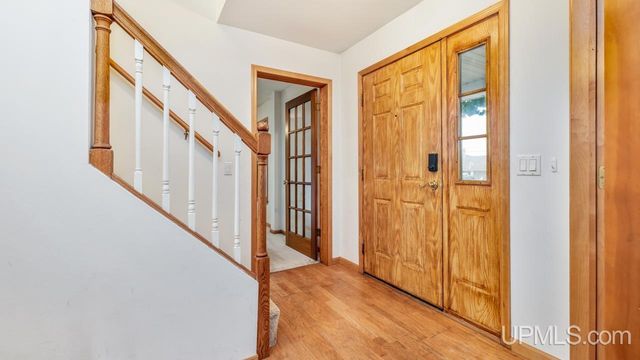 1620 Lake Shore Drive, Gladstone, MI 49837