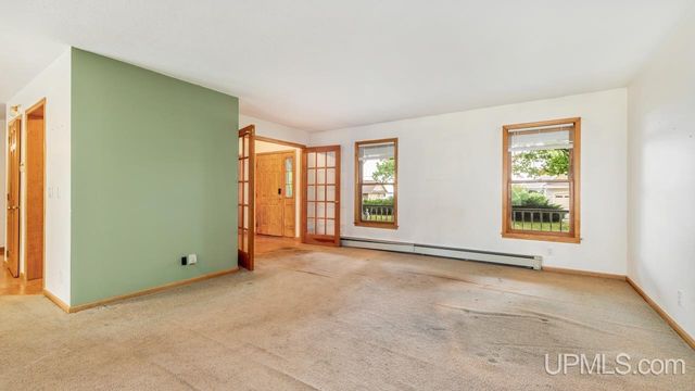 1620 Lake Shore Drive, Gladstone, MI 49837