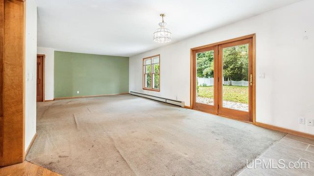 1620 Lake Shore Drive, Gladstone, MI 49837