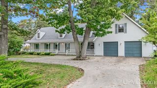 1620 Lake Shore Drive, Gladstone, MI 49837