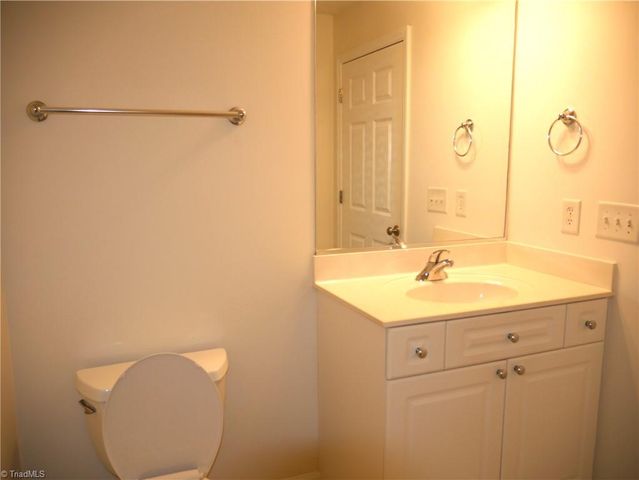 4762 Tatton Park Circle 2B, Winston-salem, NC 27103