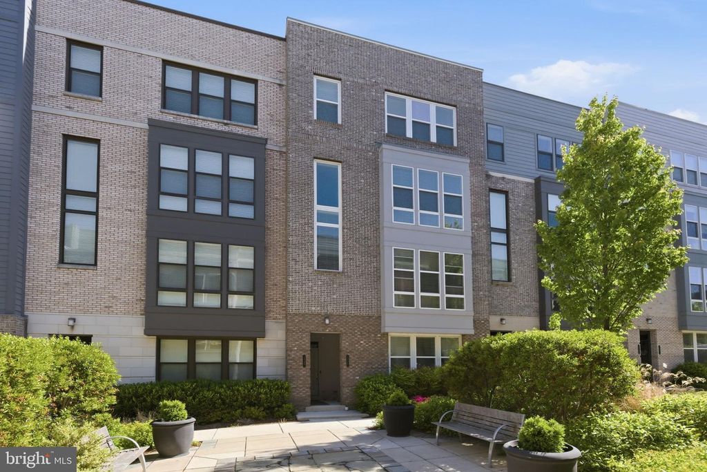 13367 LAUNDERS ST, Herndon, VA 20171