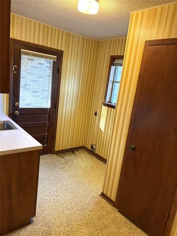 677 N Fowlkes Street, Sealy, TX 77474