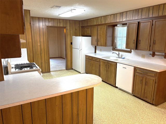 677 N Fowlkes Street, Sealy, TX 77474