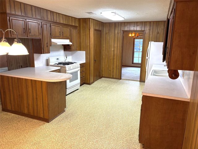 677 N Fowlkes Street, Sealy, TX 77474