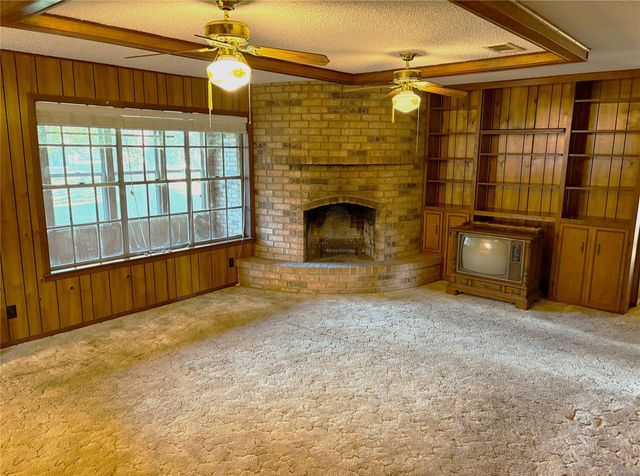 677 N Fowlkes Street, Sealy, TX 77474