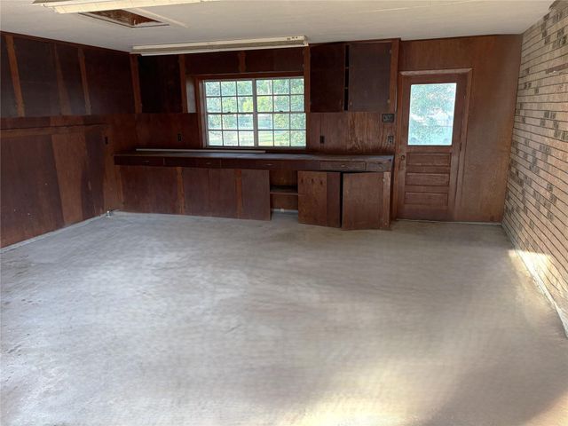 677 N Fowlkes Street, Sealy, TX 77474