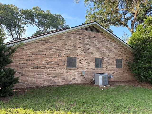 677 N Fowlkes Street, Sealy, TX 77474