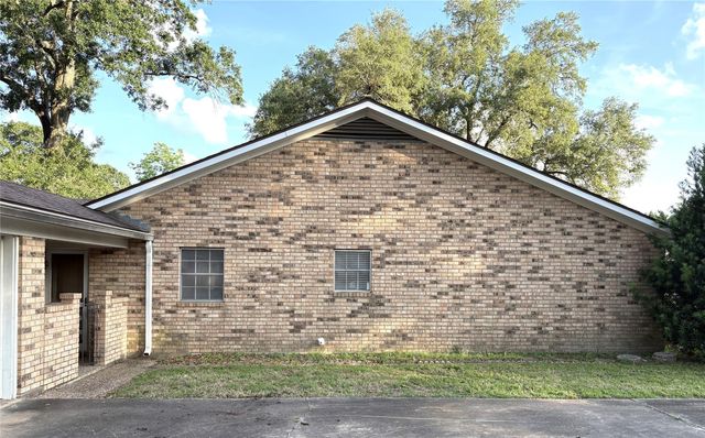 677 N Fowlkes Street, Sealy, TX 77474