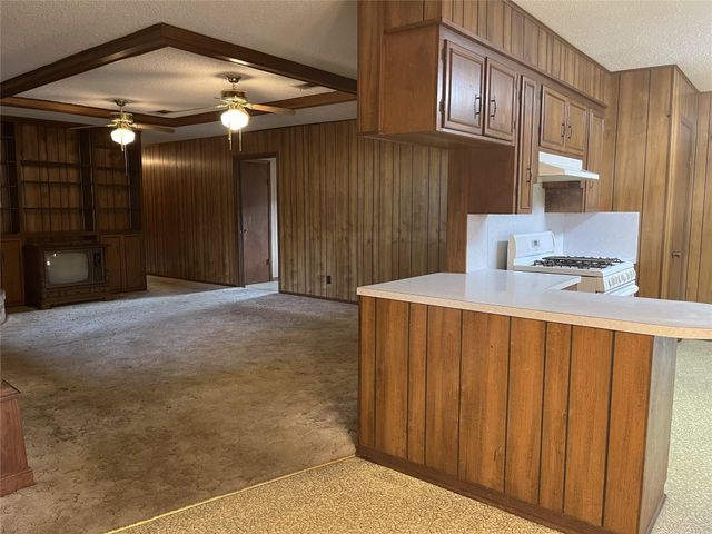677 N Fowlkes Street, Sealy, TX 77474