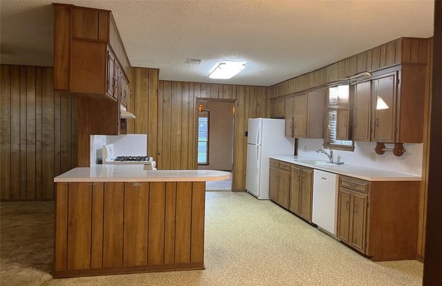 677 N Fowlkes Street, Sealy, TX 77474