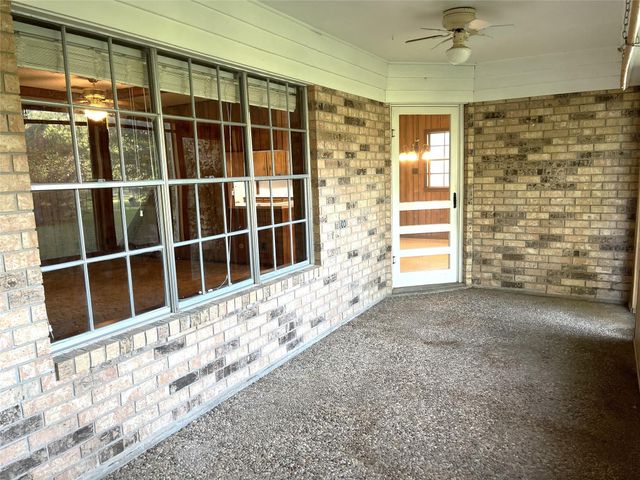 677 N Fowlkes Street, Sealy, TX 77474