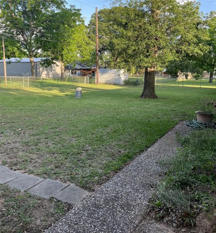 677 N Fowlkes Street, Sealy, TX 77474