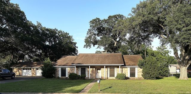 677 N Fowlkes Street, Sealy, TX 77474