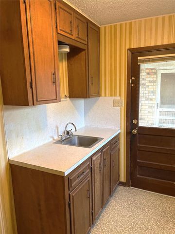 677 N Fowlkes Street, Sealy, TX 77474