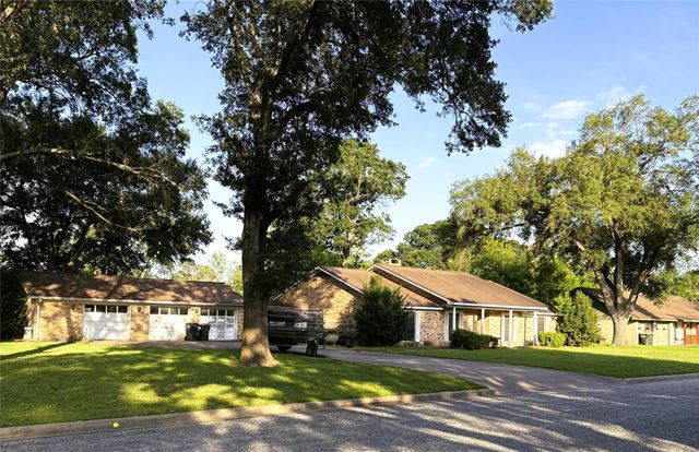 677 N Fowlkes Street, Sealy, TX 77474