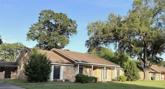 677 N Fowlkes Street, Sealy, TX 77474