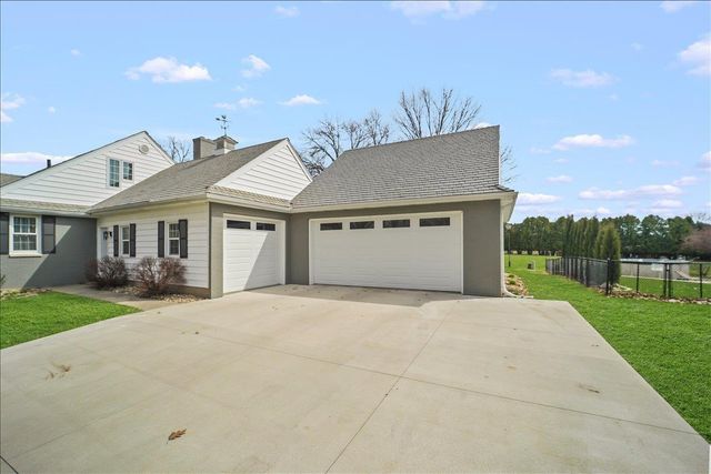 1026 Carriage Lane, Cedar Falls, IA 50613