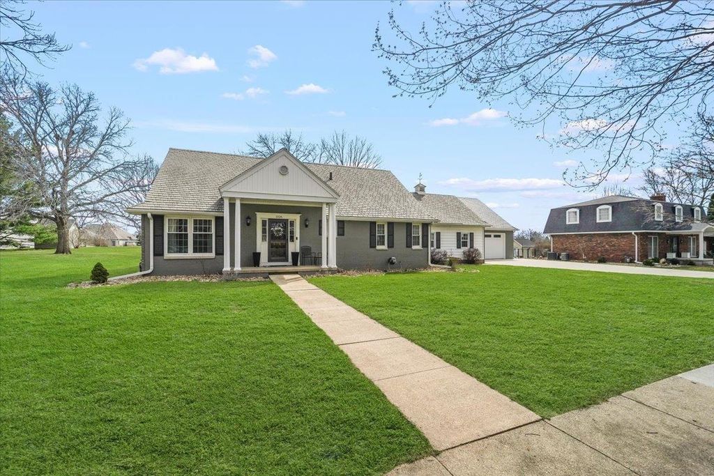 1026 Carriage Lane, Cedar Falls, IA 50613