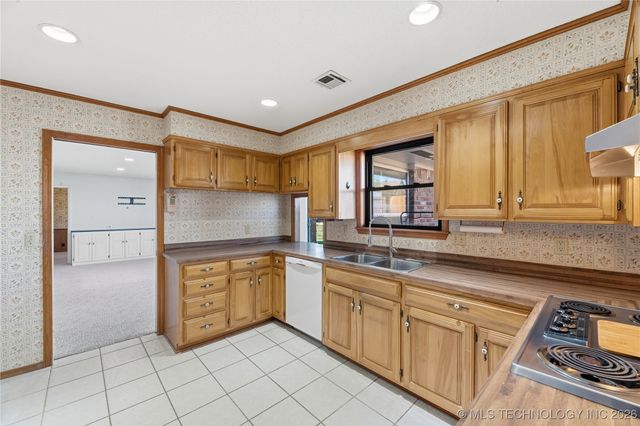 1037 Meadow Drive, Bartlesville, OK 74006