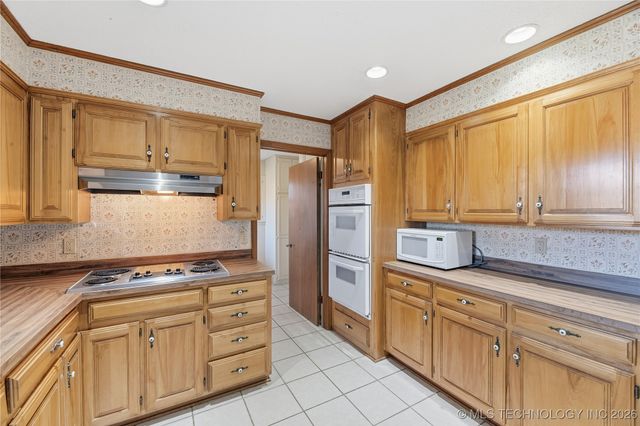 1037 Meadow Drive, Bartlesville, OK 74006