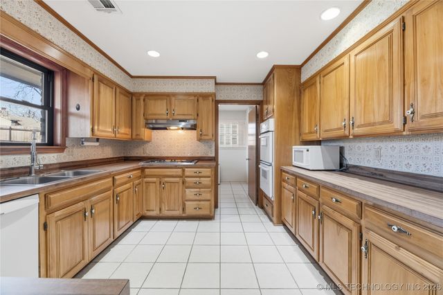 1037 Meadow Drive, Bartlesville, OK 74006