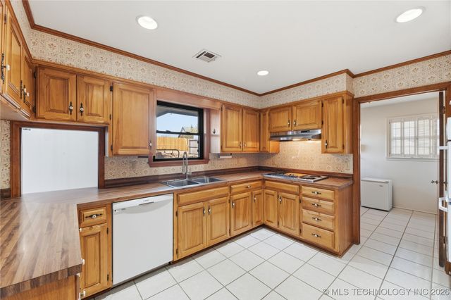 1037 Meadow Drive, Bartlesville, OK 74006