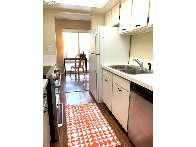 1661 Nw LAKEWAY Ln, Beaverton, OR 97006