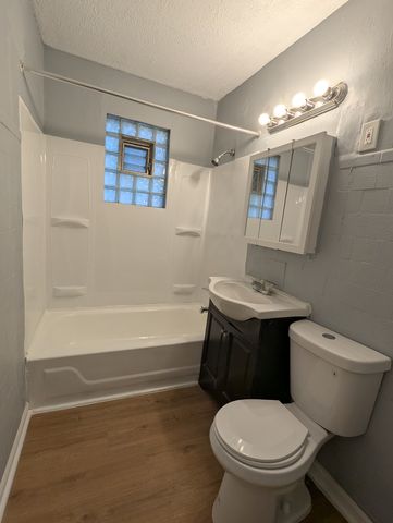 8601 S Kingston Avenue, Chicago, IL 60617