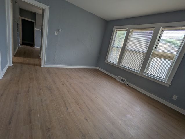 8601 S Kingston Avenue, Chicago, IL 60617