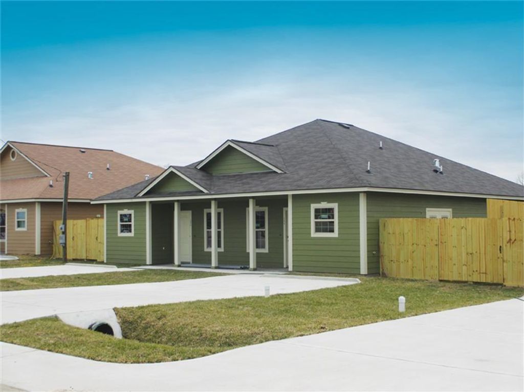 159 South Bend Circle B, Willis, TX 77378