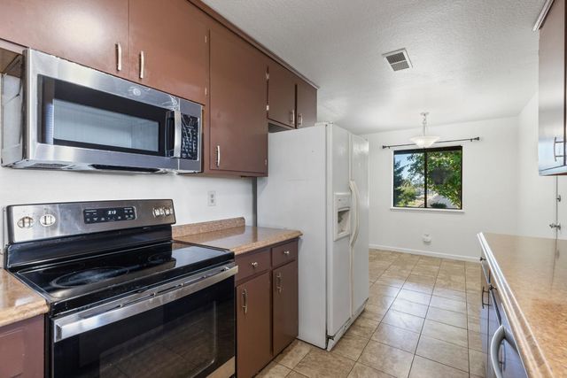 1601 W J St, Oakdale, CA 95361