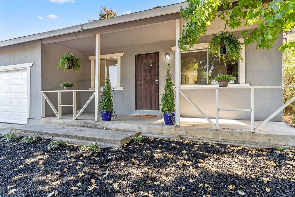 1601 W J St, Oakdale, CA 95361