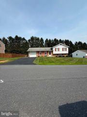 130 HOLLY DR, Mechanicsburg, PA 17055