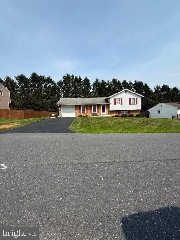 130 HOLLY DR, Mechanicsburg, PA 17055