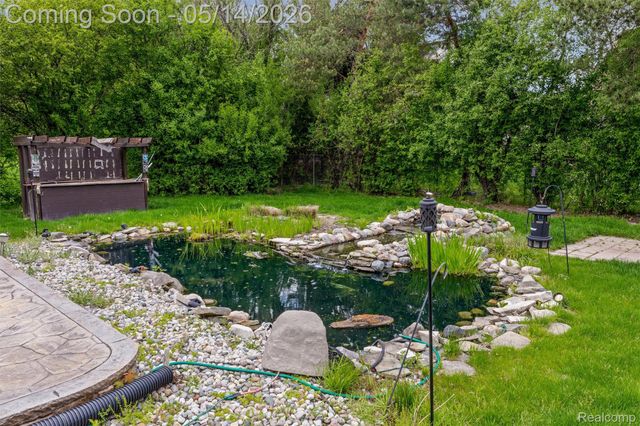 27526 Bridle Hills Drive, Farmington Hills, MI 48336