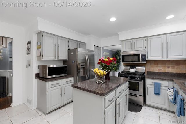 27526 Bridle Hills Drive, Farmington Hills, MI 48336