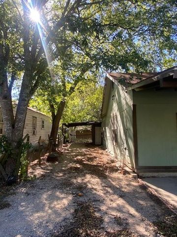 523 S Rio Grande ST, Lockhart, TX 78644